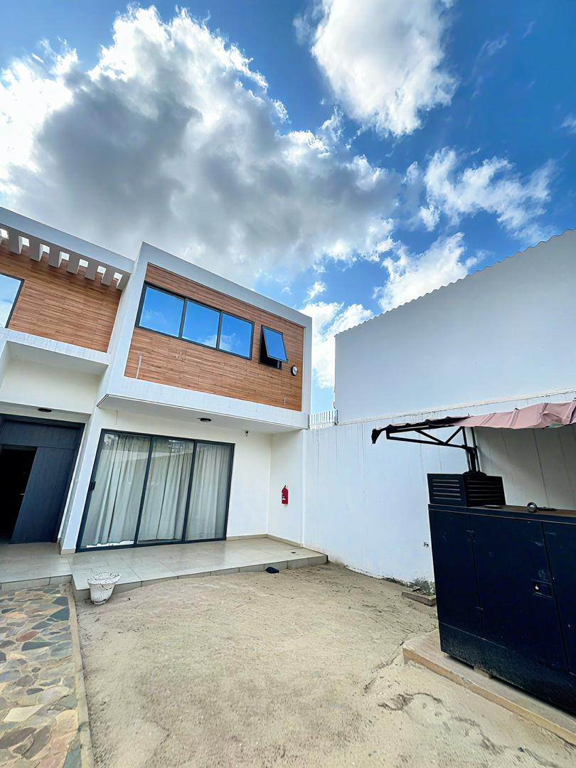 A LOUER UNE TRÈS BELLE VILLA DUPLEX DE 5 CHAMBRES AVEC PISCINE ,JARDIN,GROUPE ÉLECTROGÈNE - TOTSI