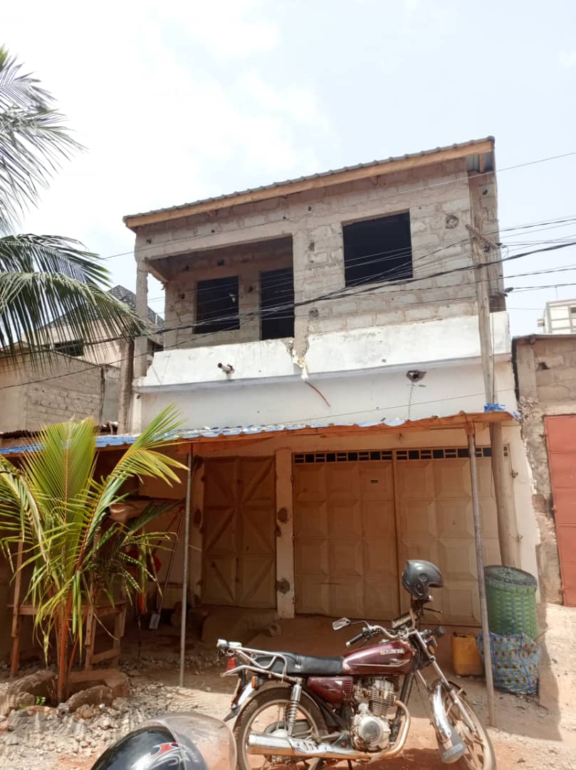 Maison semi-dallé sur ancien quart de lot (160m2) en vente à Agoe Minamadou – 20 millions FCFA