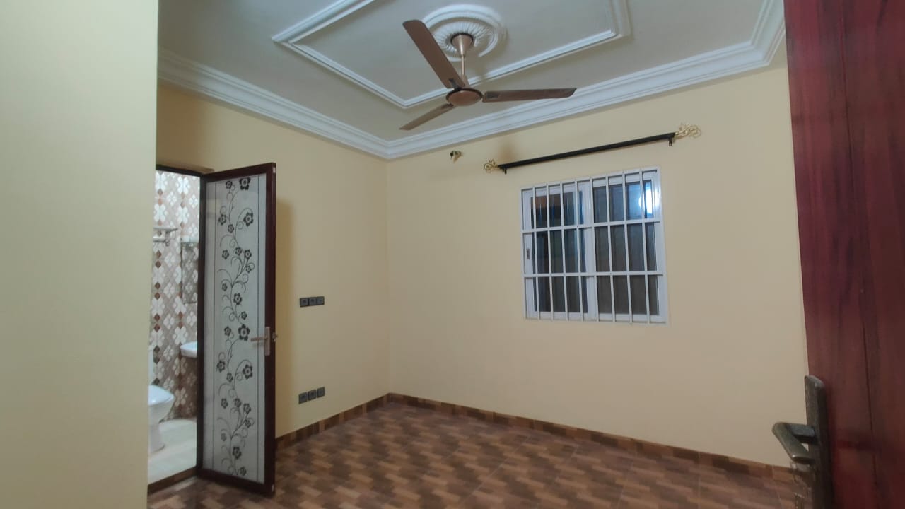 Appartement haut standing 2 chambres à louer à Kégué Tinga proche du goudron – 80 000 FCFA