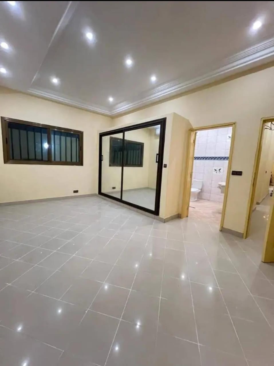 Villa duplex 9 chambres avec jardin, 714 m², en vente à Hedranawoé – 185 millions FCFA