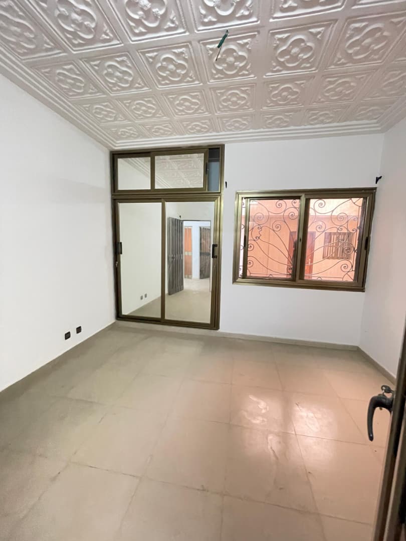 Appartement haut standing 3 chambres à louer à Djidjolé – 270000 FCFA