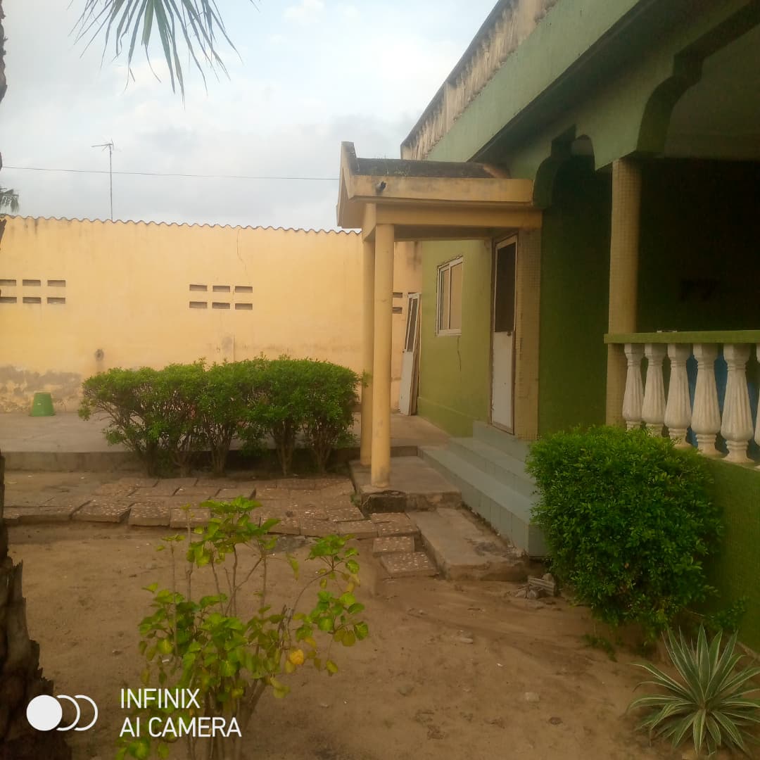 Maison cour unique en location à Adakpamé – 4 chambres – 150 000 FCFA