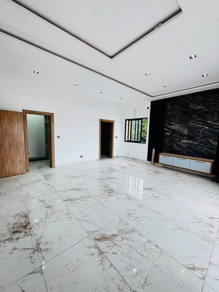 Villa triplex de 400 m², 6 chambres à vendre à Djidjolé, proche du goudron – 280 millions FCFA