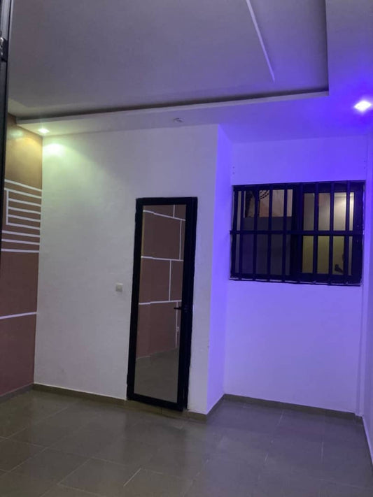 Cour unique 2 chambres salon à louer à Totsi Sanol – 100.000 FCFA