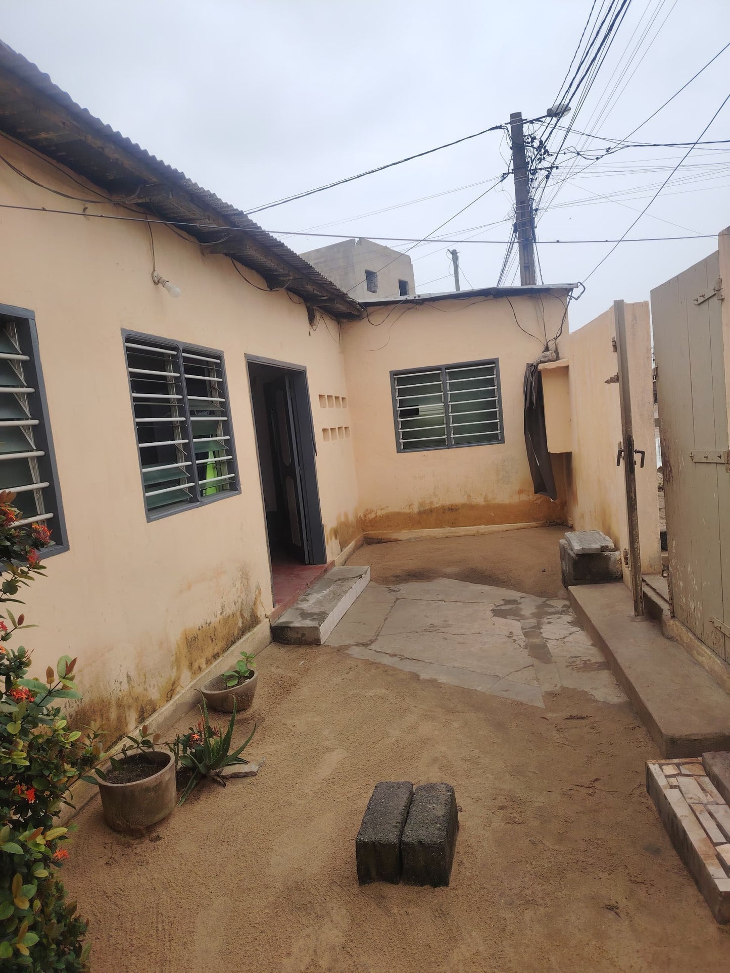 Maison sur demi-lot en angle de rue à vendre à Ablogamé, proche du goudron – 50 millions FCFA