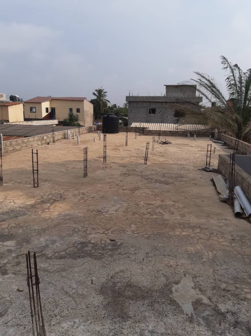 Villa basse 4 chambres en vente sur un demi lot à Apessito – 30 millions FCFA