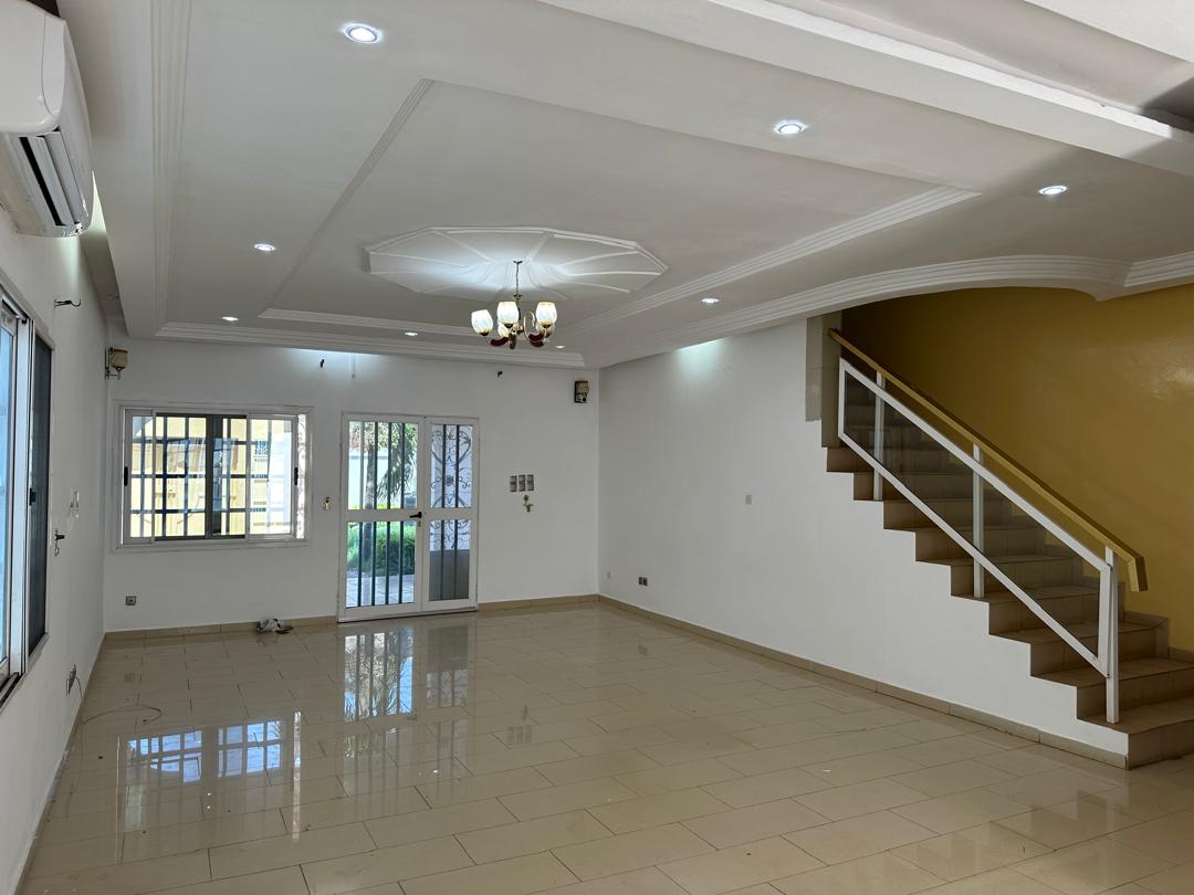 Villa duplex à louer à Tokoin Novissi – 500 000 FCFA