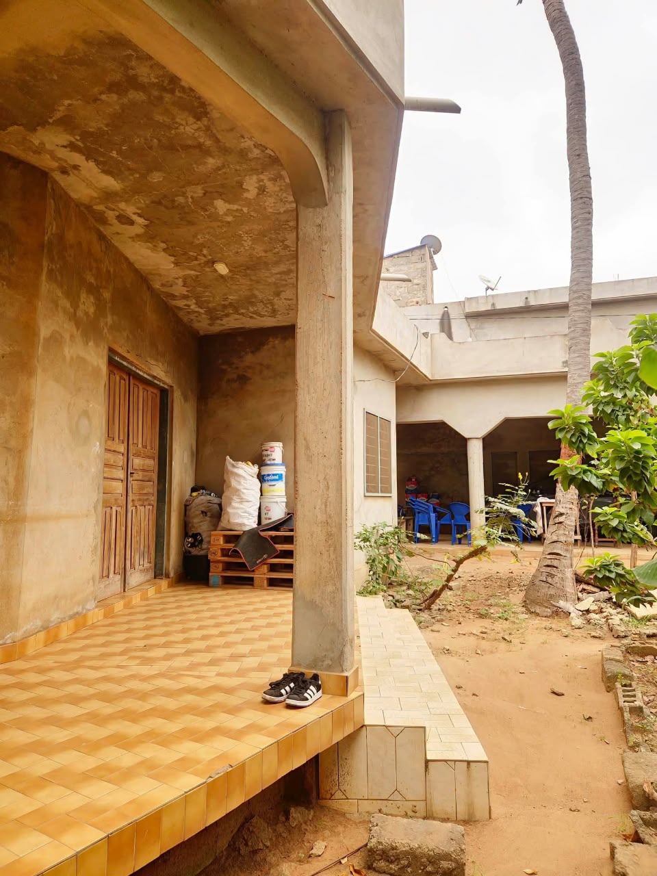 Villa 5 chambres de 581 m² en vente à Avédji Carrefour Y, proche du goudron – 110 millions FCFA
