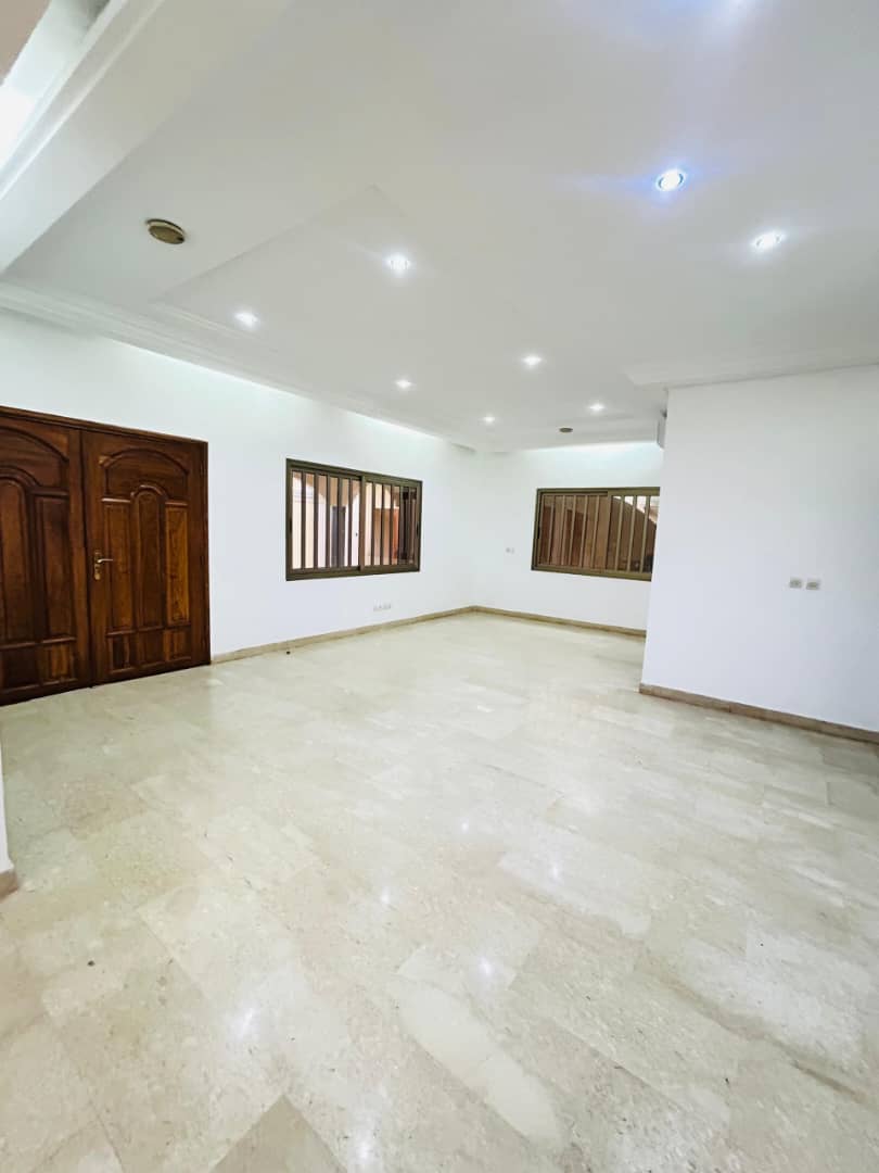 Villa duplex 6 chambres en location à Togo 2000 proche du goudron – 1 600 000 FCFA