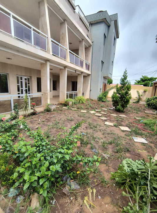 Villa duplex 11 chambres à louer à Tokoin Adéwui – 650 000 FCFA/mois