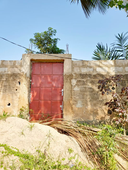 Terrain de 1 lot avec construction chambre salon et WC douche en vente à Agoè Sogbossito Somayaf, proche du goudron de contournement – 38 millions FCFA