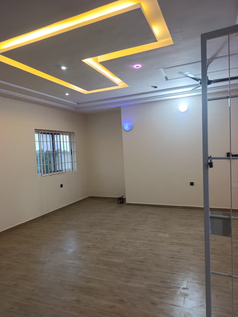 Appartement de 2 chambres à louer à Zanguera, proche du goudron – 100 000 FCFA/mois