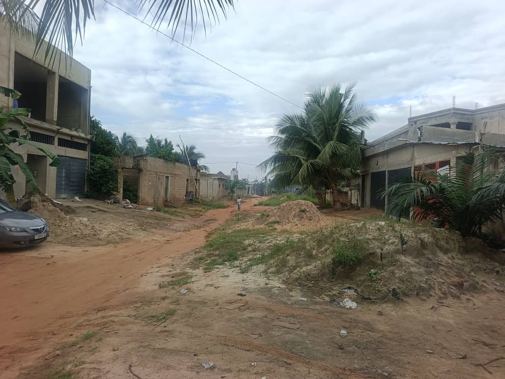 1/4 lot en angle de rue avec pièce wc-douche interne et terrasse à vendre à Zanguéra Klikamé – 6 millions FCFA