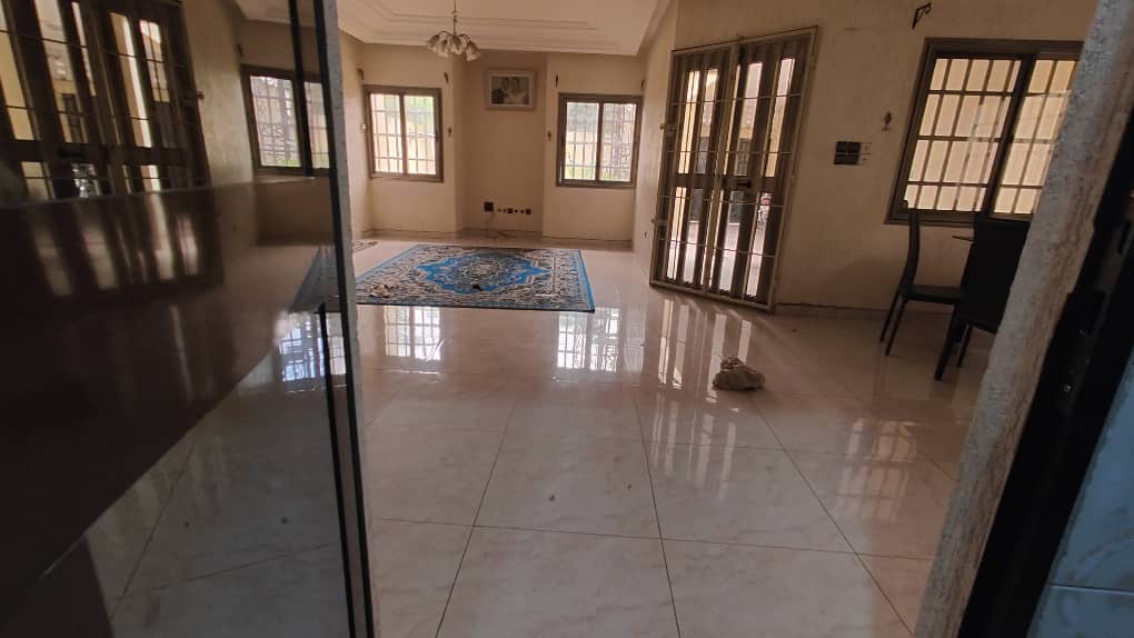Villa 6 chambres à louer à Totsi proche de l'église catholique – 500000 FCFA