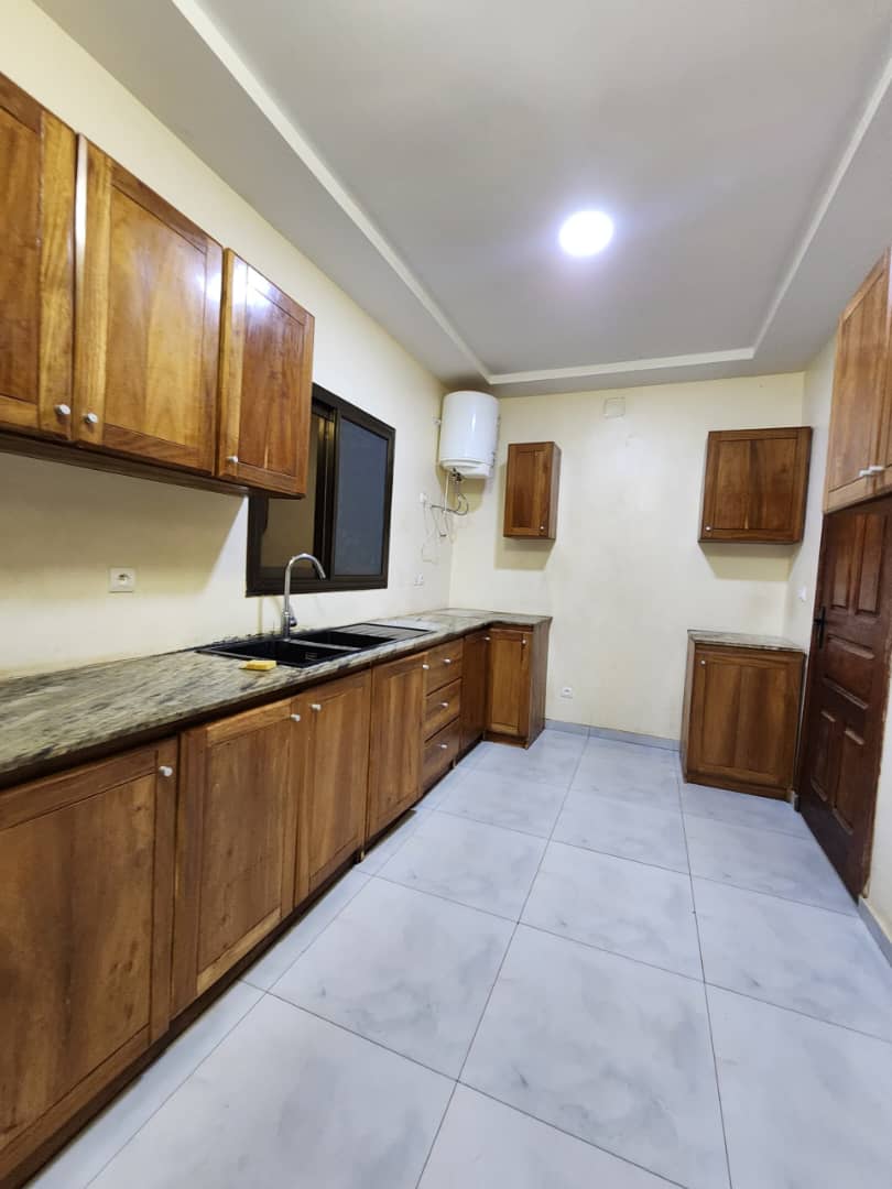 Villa duplex 5 chambres à louer à Togo 2000, proche du goudron et face à l’aéroport – 600.000 FCFA/mois
