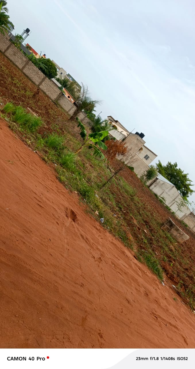 Terrain de 1 lot et 1/4 à Agoè Legbassito Avinato en vente – 30 millions FCFA
