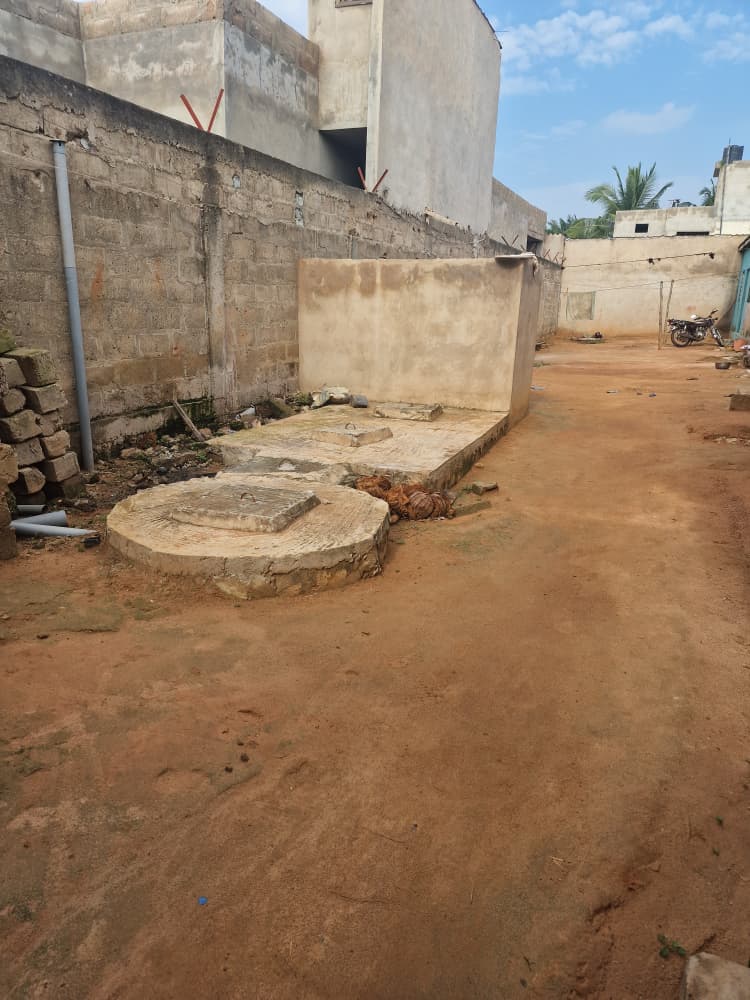 Maison de location en vente sur ½ lot (300 m²) à Agoè legbassito Athiomé Carrefour kponsé – 17 millions FCFA