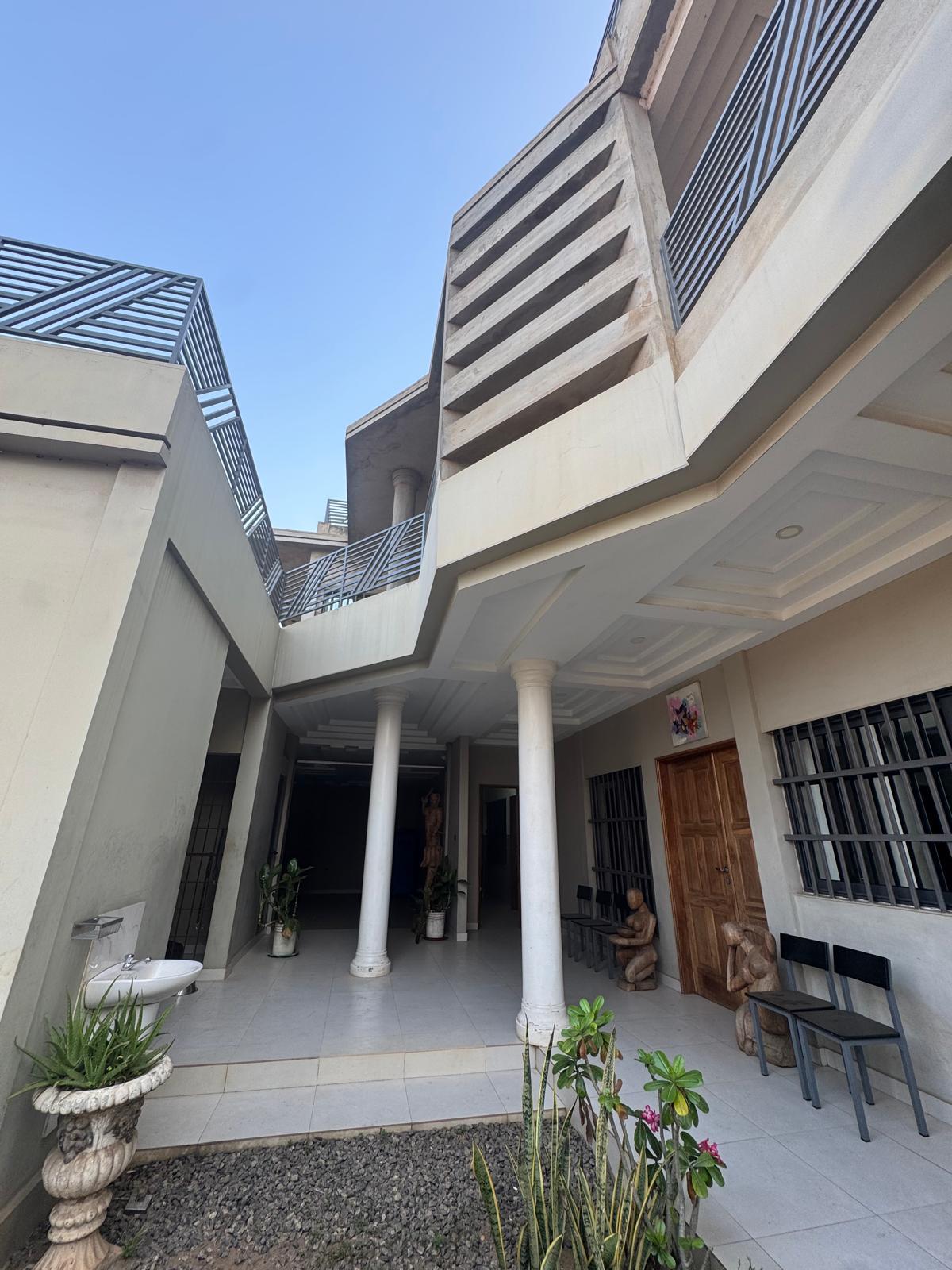 Villa duplex neuve en vente au bord du goudron à Attikoumé – 450 millions FCFA