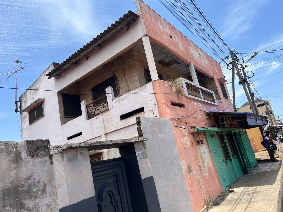 Terrain bâti de 300 m² avec mini villa en vente en bordure de goudron à Nyekonakpoè Adjololo – 30 millions FCFA