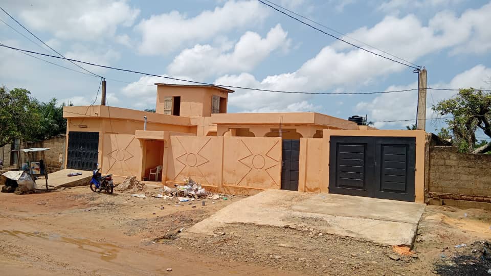Villa 3 chambres de 600 m² à Kegue station Total, proche du goudron – 50 millions FCFA
