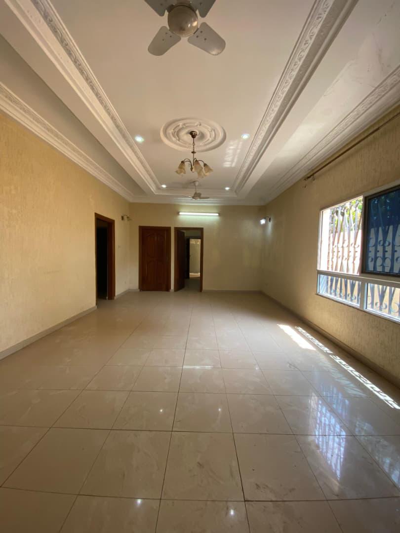 Immeuble de 6 chambres avec 2 salons à louer à Segbe Energuim à 400 m du goudron - 220 000 FCFA