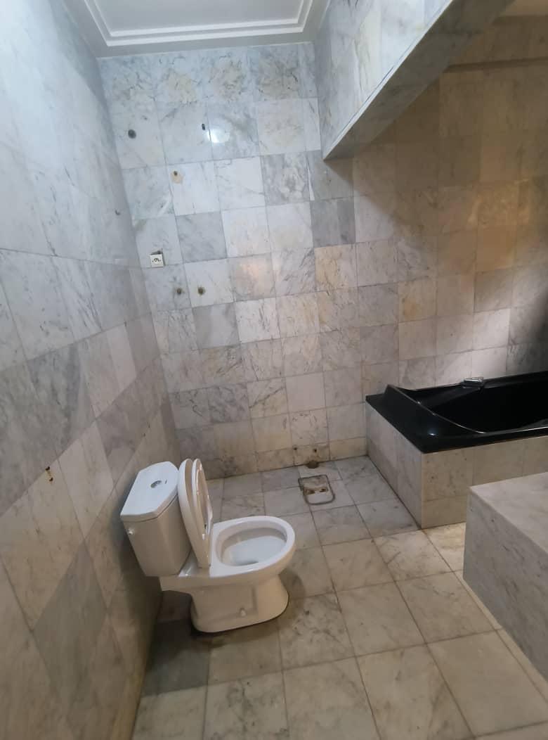 Villa duplex 11 chambres à louer à Tokoin Adéwui – 650 000 FCFA/mois