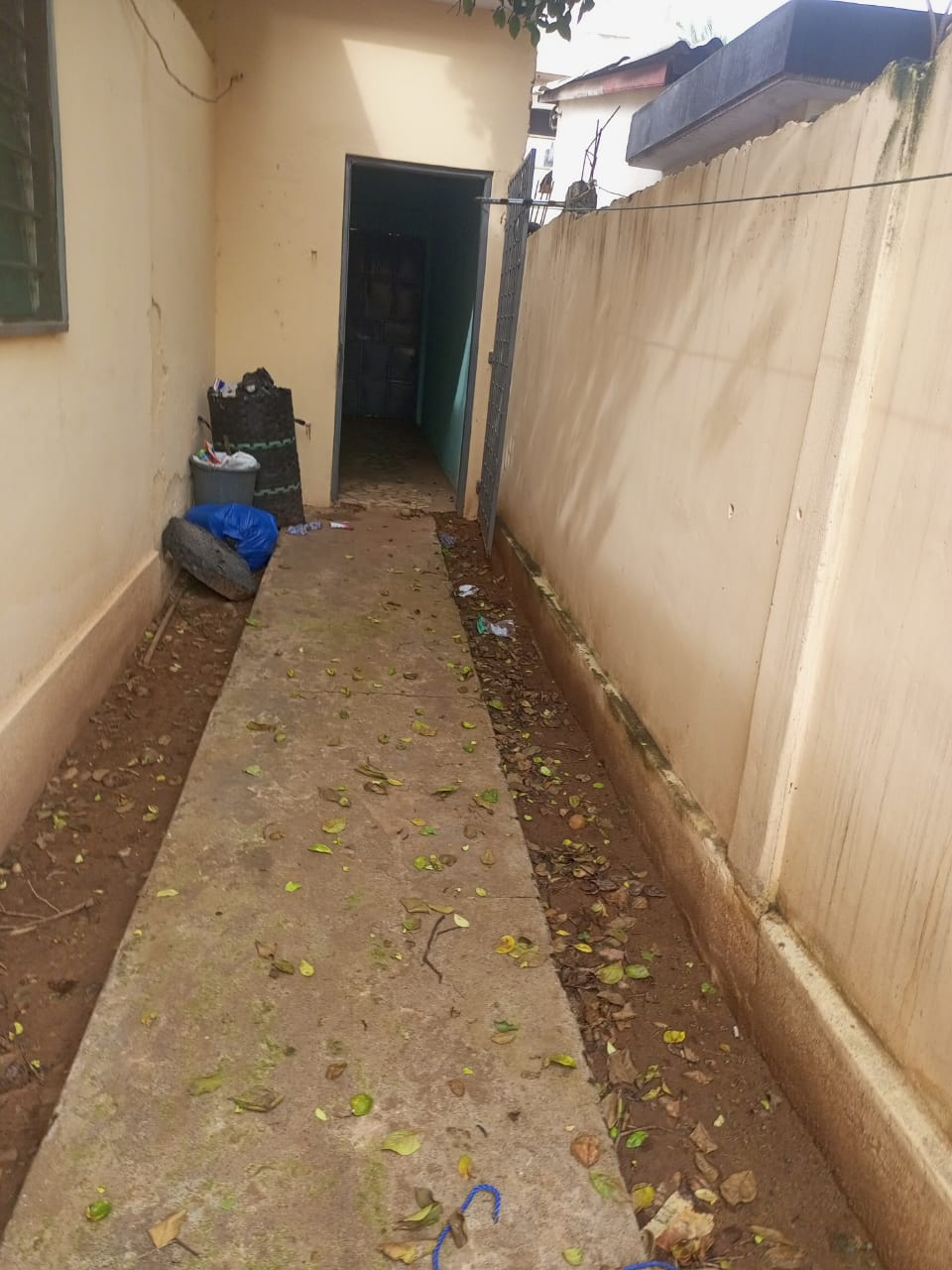 Cour de 2 chambres salon à louer à Agoe Sogbossito près du carrefour Anonkui - 60000 FCFA