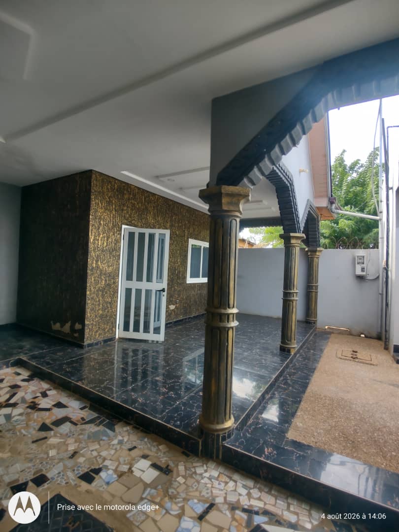 Cour unique de 3 chambres à louer à Yokoè – 100 000 FCFA/mois