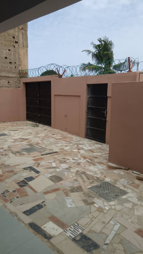 Appartement de 3 chambres à louer à Adewui Rond Point Trésor – 250 000 FCFA