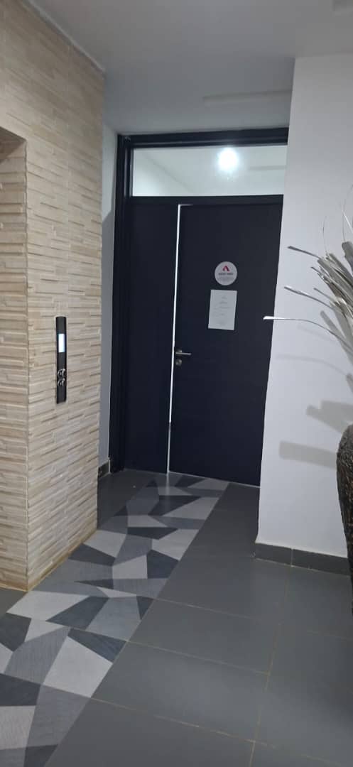 Bureau 4 pièces à louer au bord du goudron à Ave-Maria – 600 000 FCFA