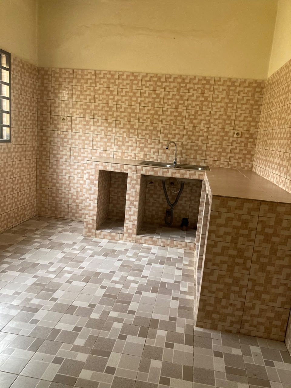 Villa 3 chambres en location bord du goudron à Avedji Adroukpape – 230 000 FCFA