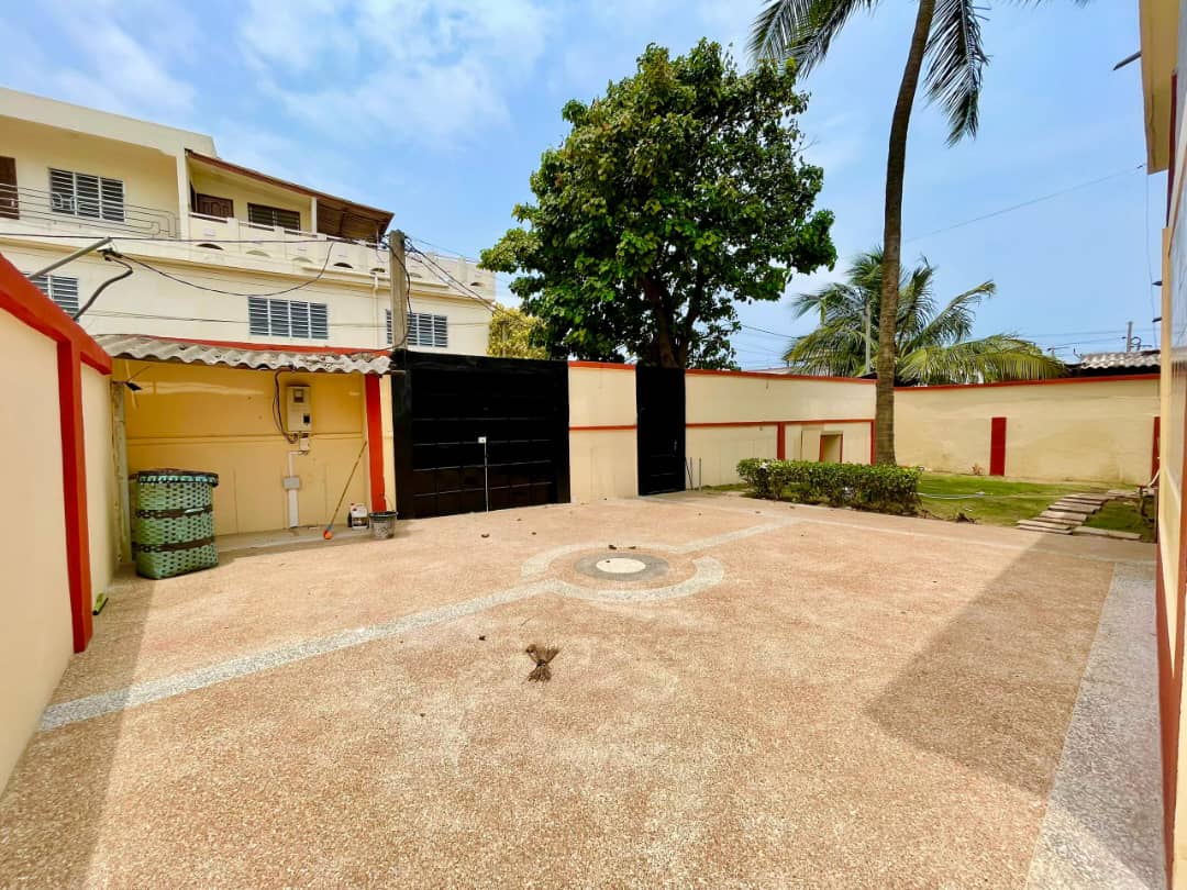 Villa duplex 8 chambres en vente à 50m du goudron à Kodjoviakopé – 150 millions FCFA