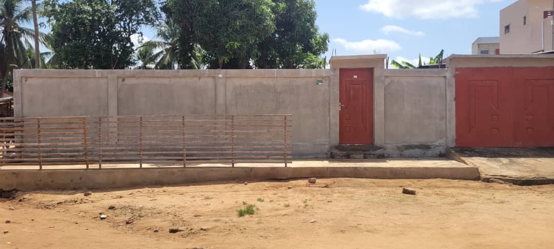 Terrain de 343 m² avec construction en angle de rue à vendre à Totsi Gblinkomé – 38 millions FCFA