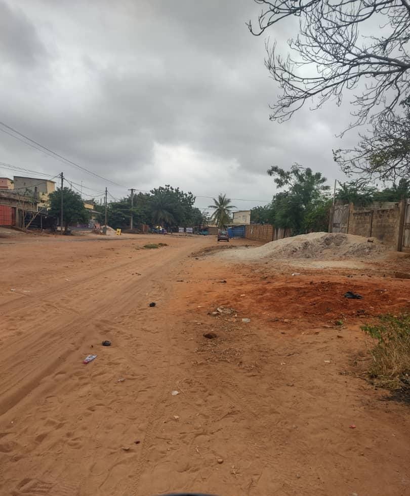 Terrain d'un demi-lot en vente à Léo 2000, bord du goudron – 23 millions FCFA