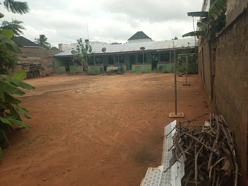 Lot clôturé bâti de 6 pièces en vente à Amadahomé hôtel Stonia – 45 millions FCFA