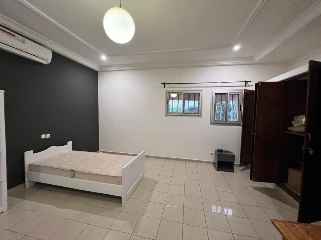 Villa 4 chambres non meublée de 1300 m² avec piscine à Tokoin Wuiti – 480 millions FCFA