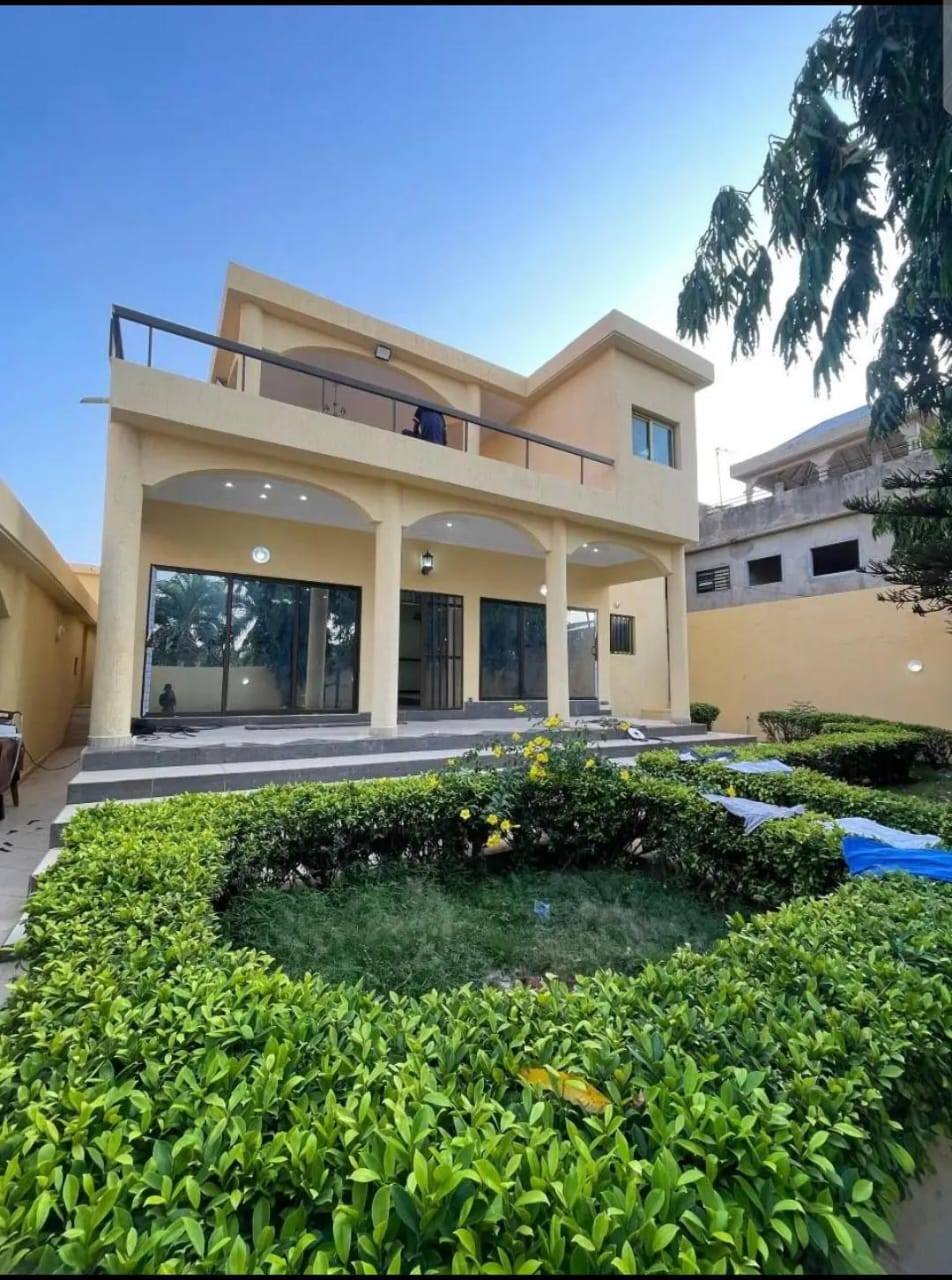 Villa duplex 9 chambres avec jardin, 714 m², en vente à Hedranawoé – 185 millions FCFA