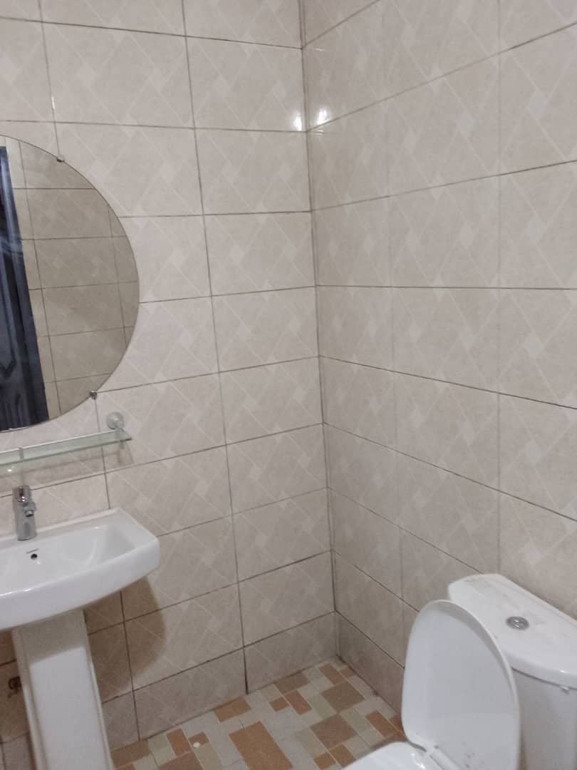 Appartement 2 chambres salon à louer à Ségbé, proche goudron – 100 000 FCFA/mois
