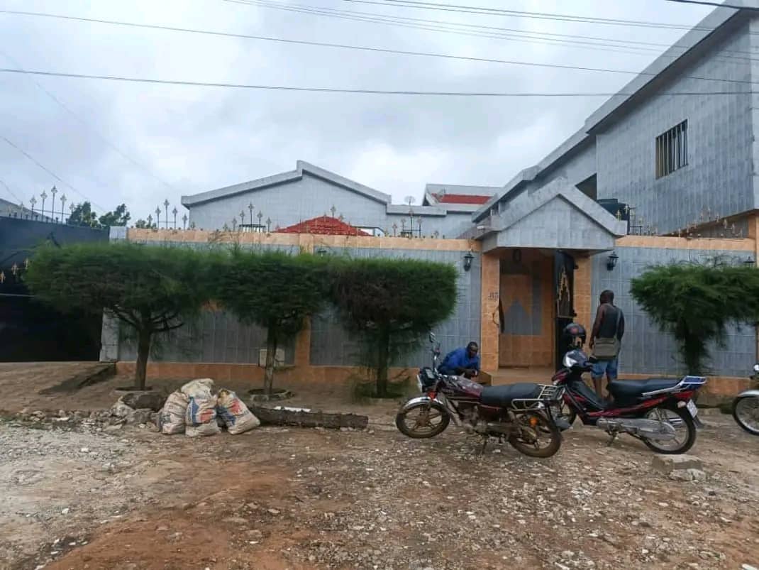 Villa 10 chambres en vente à Gblinkome Totsi – 350 millions FCFA