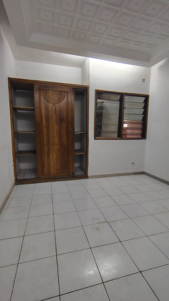 Appartement 2 chambres à louer à Léo 2000 – 75 000 FCFA