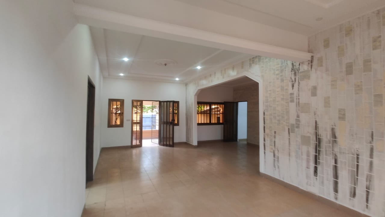 Villa 4 chambres à louer à Nyekonakpoè proche du goudron – 300 000 FCFA/mois