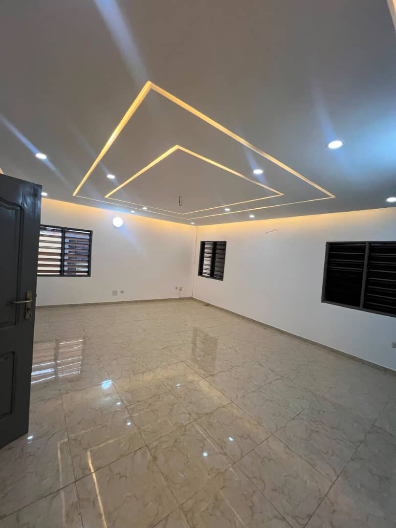 Appartement 2 chambres salon à louer à Totsi – 100 000 FCFA