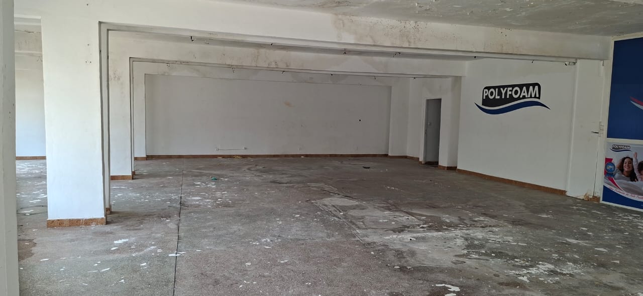 Boutique de 334 m² à louer à Tokoin Ramco, angle de rue et bord du goudron – 500 000 FCFA