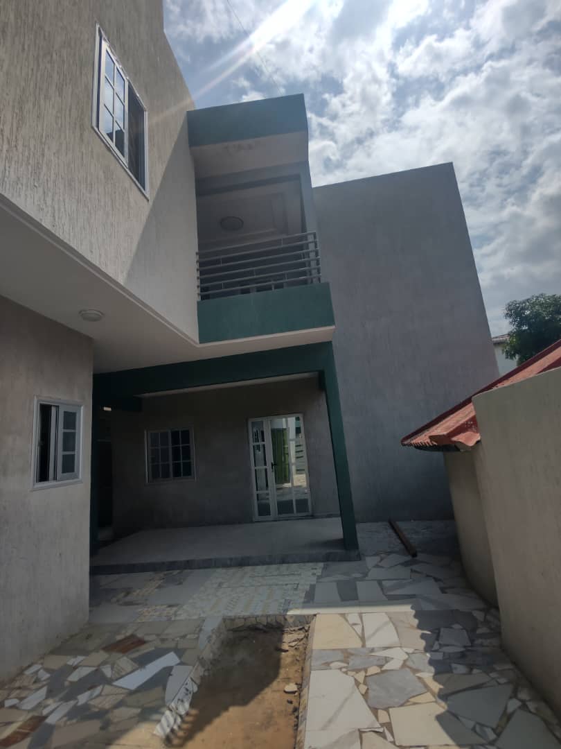 Villa 2 chambres à louer à Agbalepedo – 200 000 FCFA