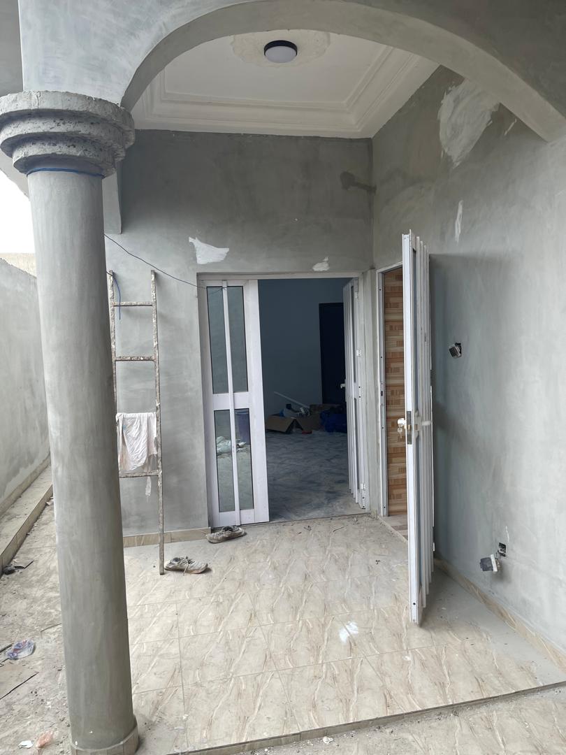 Appartement cour unique de chambre salon en location à Agbalepedo haac – 80 000 FCFA