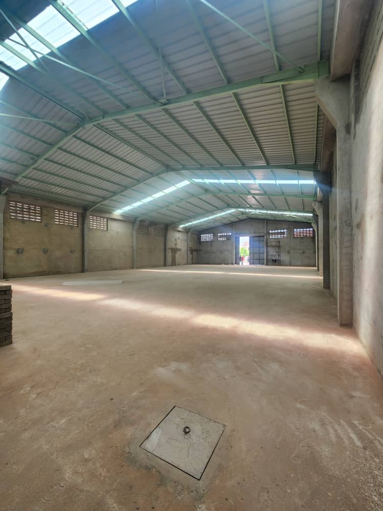Magasin / entrepôt de 800 m² à louer à Kégué – 2 000 000 FCFA/mois
