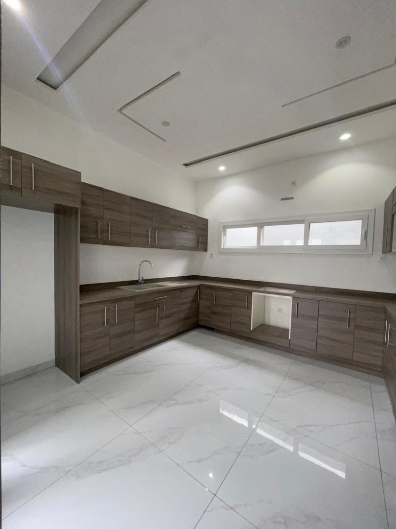 Villa duplex 5 chambres avec piscine à louer à Agbanlepedo proche goudron – 1.200.000 FCFA
