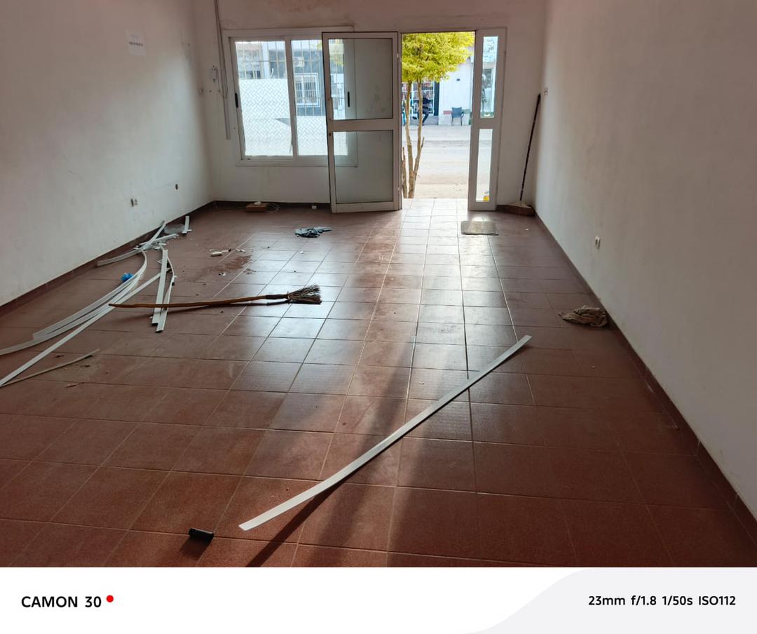 Boutique spacieuse à louer à Agbalepedo près du marché, au bord des pavés – 85000 FCFA
