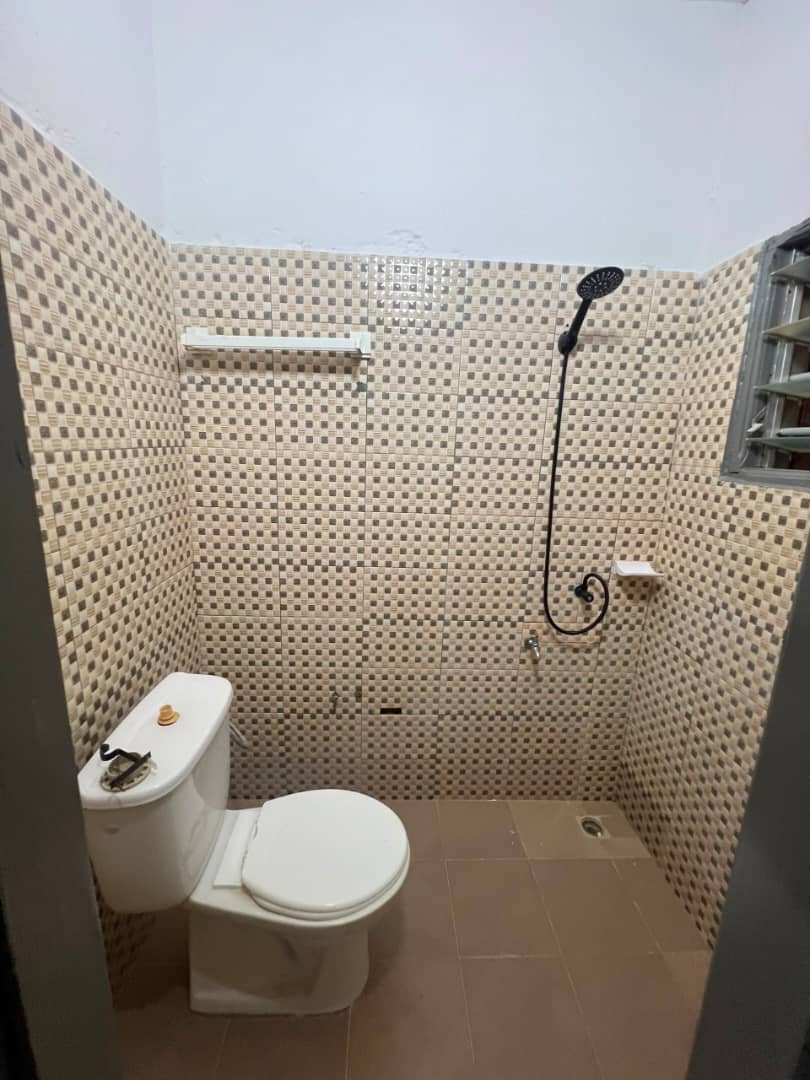 Appartement 2 chambres salon à louer à Totsi – 100 000 FCFA