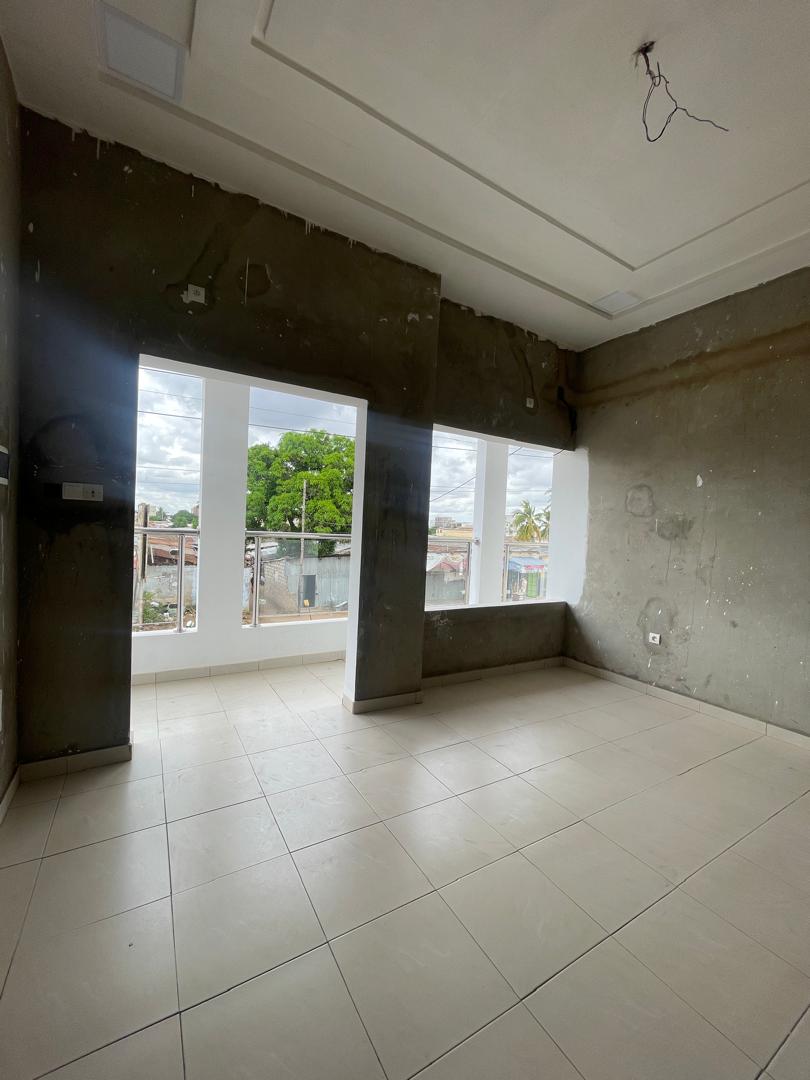 Boutique en location à Adéwui au bord des pavés – 80 000 FCFA